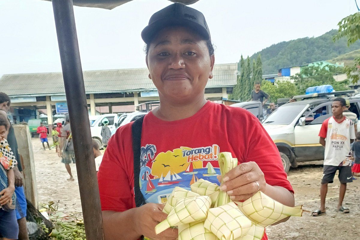 Pedagang Papua rutin terima pesanan daun ketupat saat Idul Adha