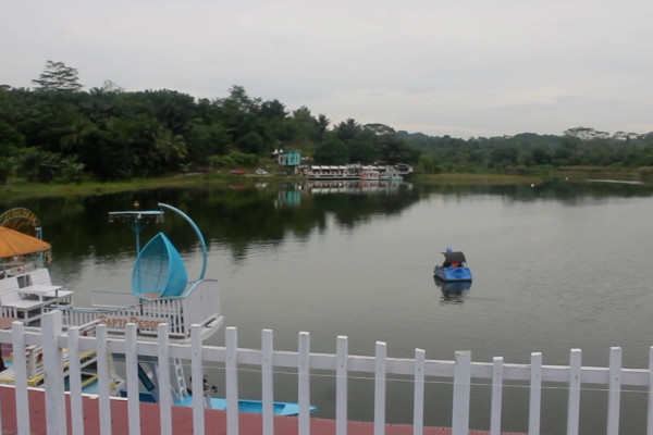 Sensasi berlayar di atas danau bekas galian tambang