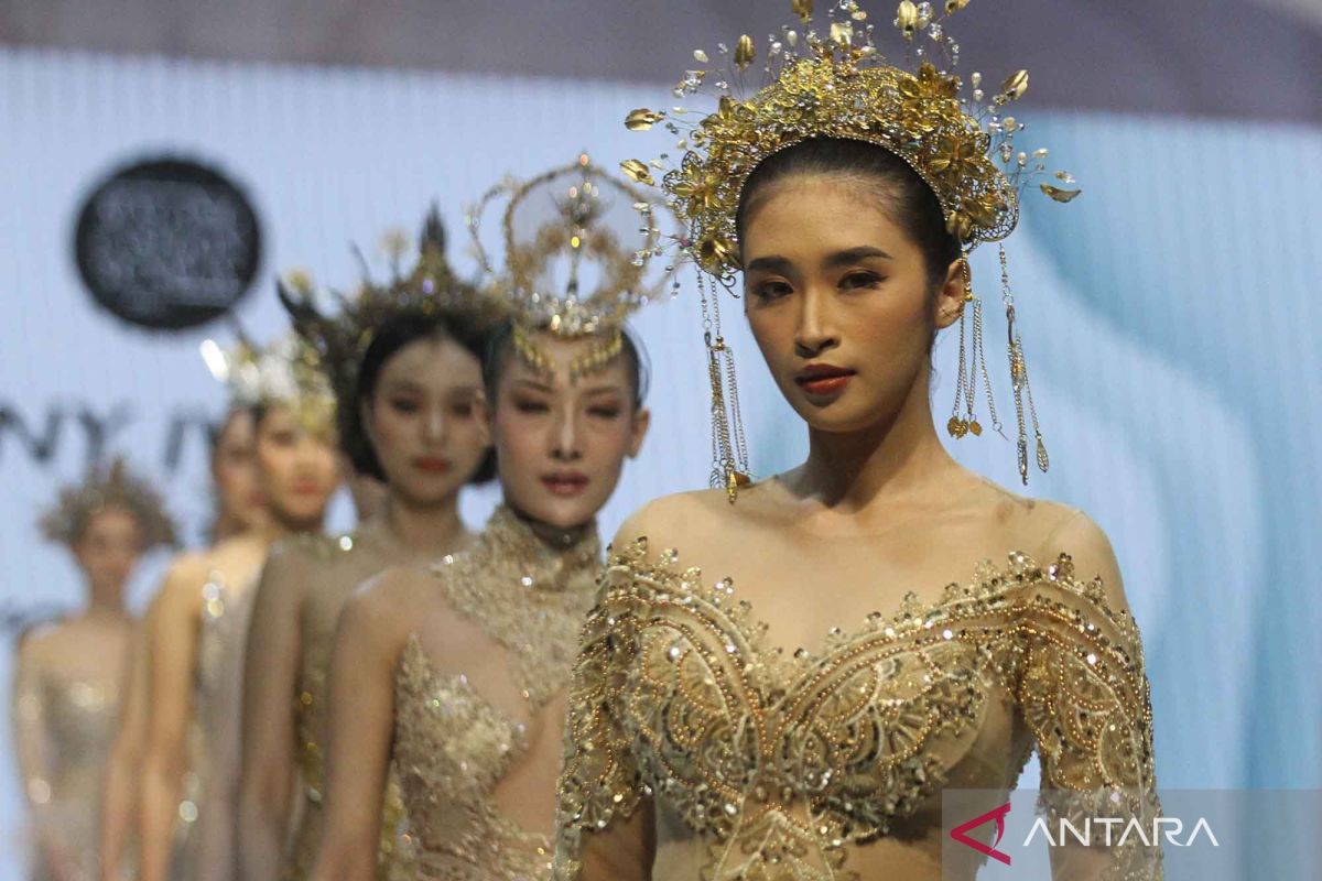 Ratusan busana karya 62 desainer ditampilkan pada Malang Fashion Runway 2024